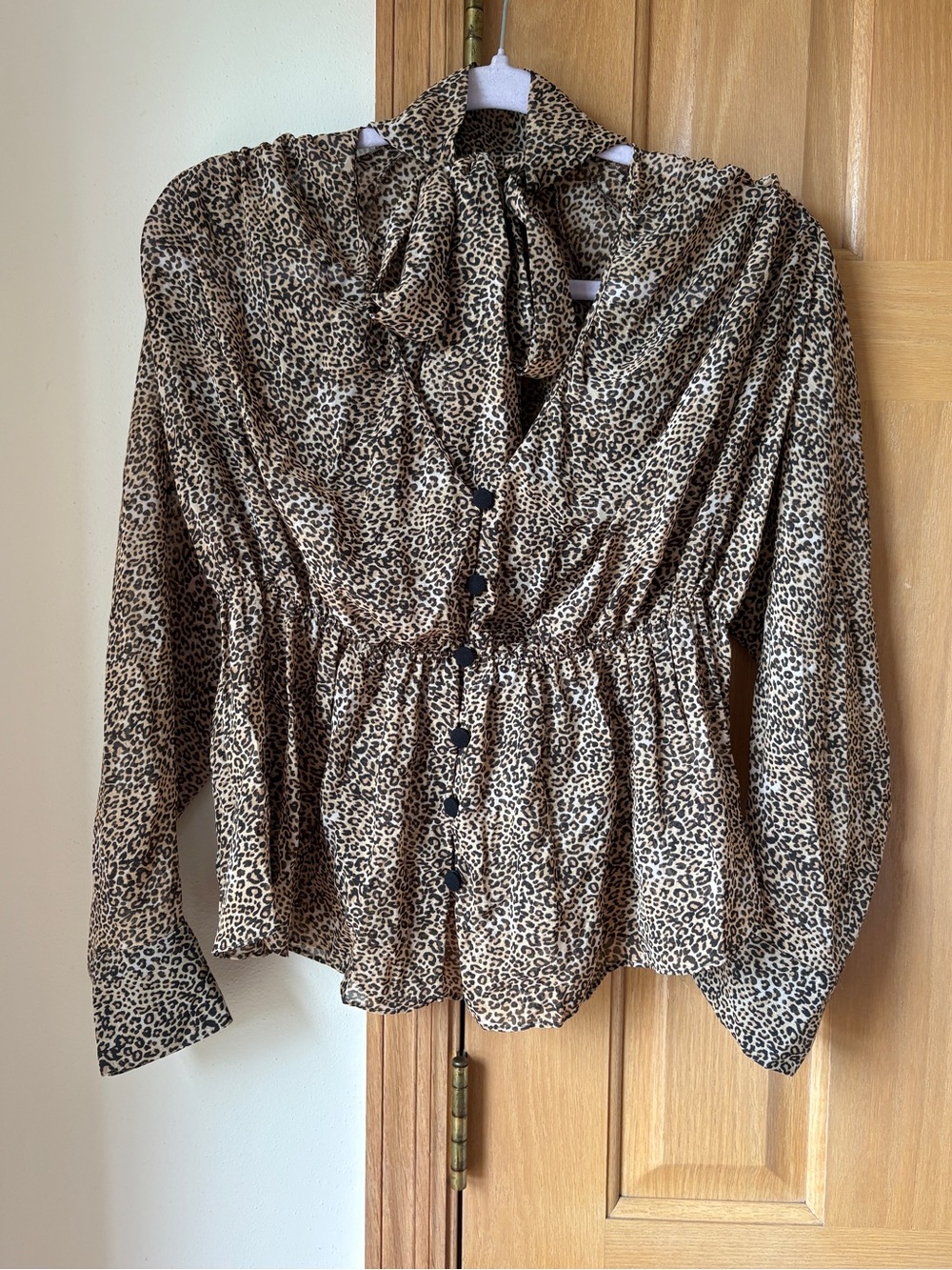 🤍Zara🤍 animals print blouse Print Tie-Neck B , woman’s size XS